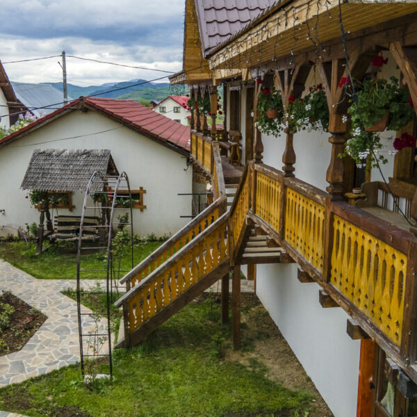 Casa.Traditiilor.ZigZagprinRomania_6-scaled-1-600x600