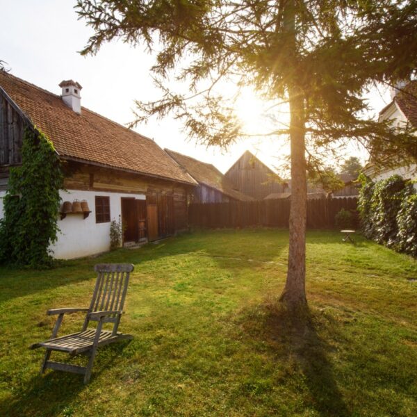 Casele-de-oaspeti-ale-Contelui-Kalnoky-din-Miclosoara-11-600x600