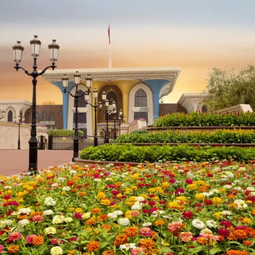 palatul-regal-situat-între-cele-două-forturi-în-golful-oman-muscat-95664046 palatul-regal-situat-între-cele-două-forturi-în-golful-oman-muscat-95664046