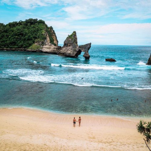 couple-at-atuh-beach-nusa-penida